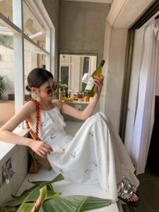 旅行拍照穿搭超仙海边度假沙滩长裙女气质白色露背挂脖吊带连衣裙