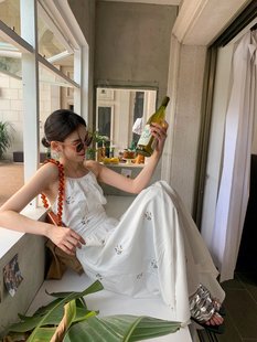 旅行拍照穿搭超仙海边度假沙滩长裙女气质白色露背挂脖吊带连衣裙