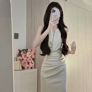 海边度假穿搭风情万种性感缎面白色挂脖吊带连衣裙女夏 今年流行
