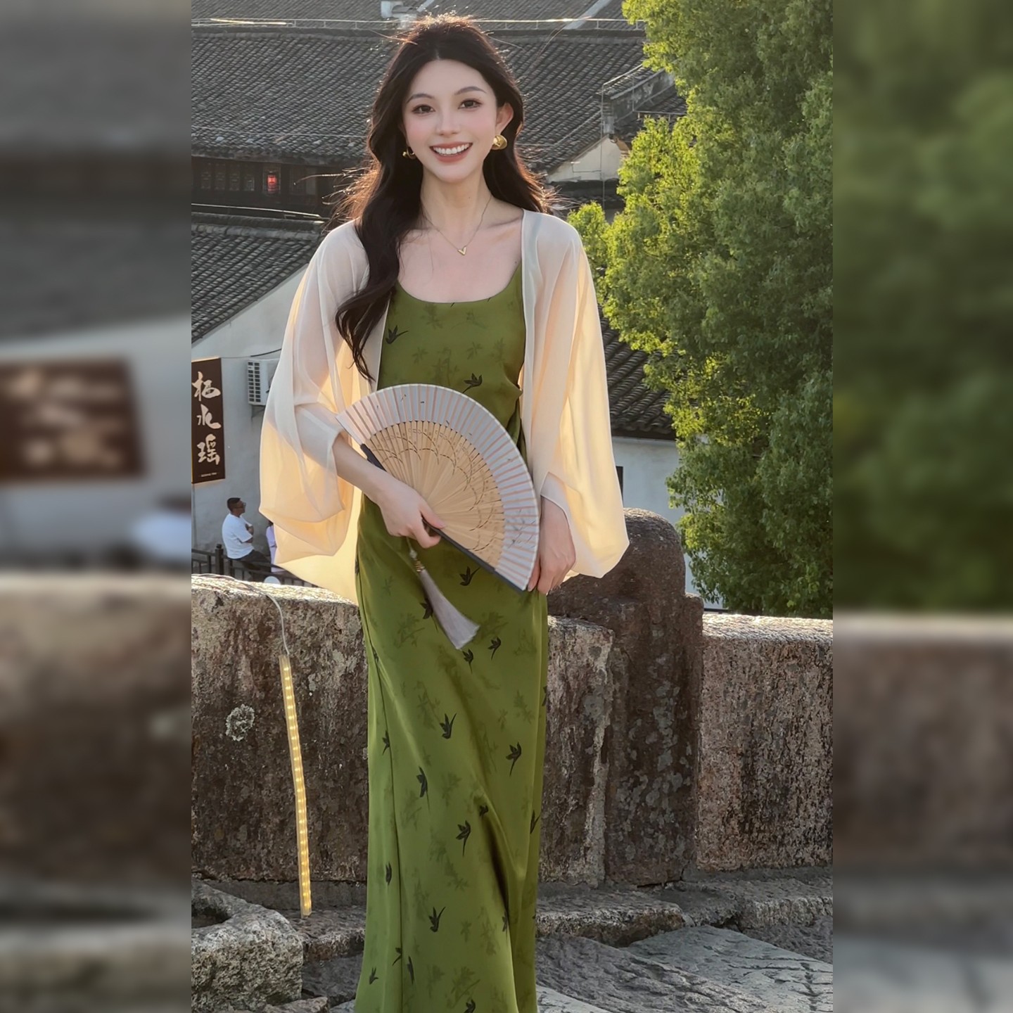 新中式国风绿色吊带连衣裙子女夏季2025新款高级感巨好看长裙套装