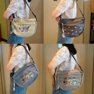 日本正品Kusuguru 实用款半月包 重工刺绣猫咪贴布单肩包休闲斜挎