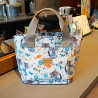 Серый кот ест рыбу с несколькими карманами