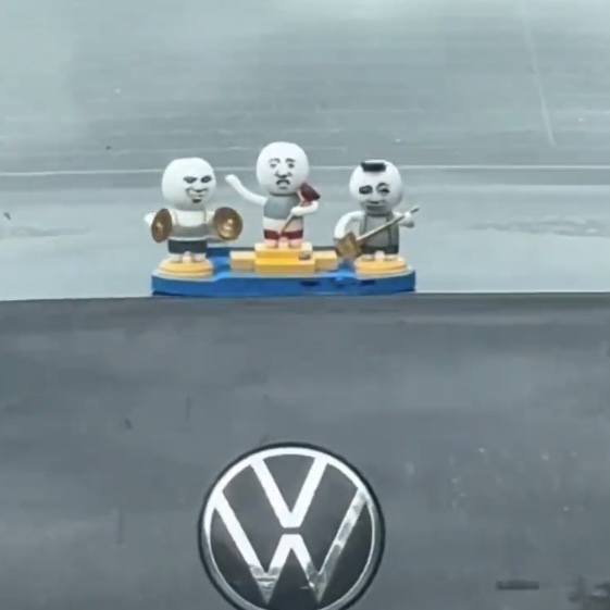 新款摇滚乐队车载摆设太阳能抖音三个摇头公仔3个小人特效摆件