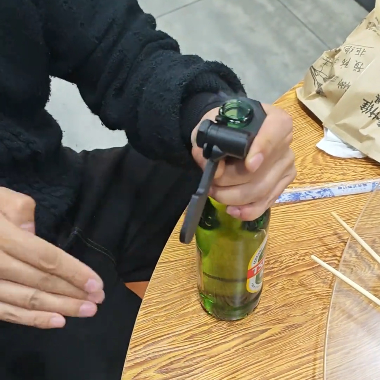 便携式开盖2026家用超响开瓶器聚会神器超高分贝轻松按压开盖 - 实物图