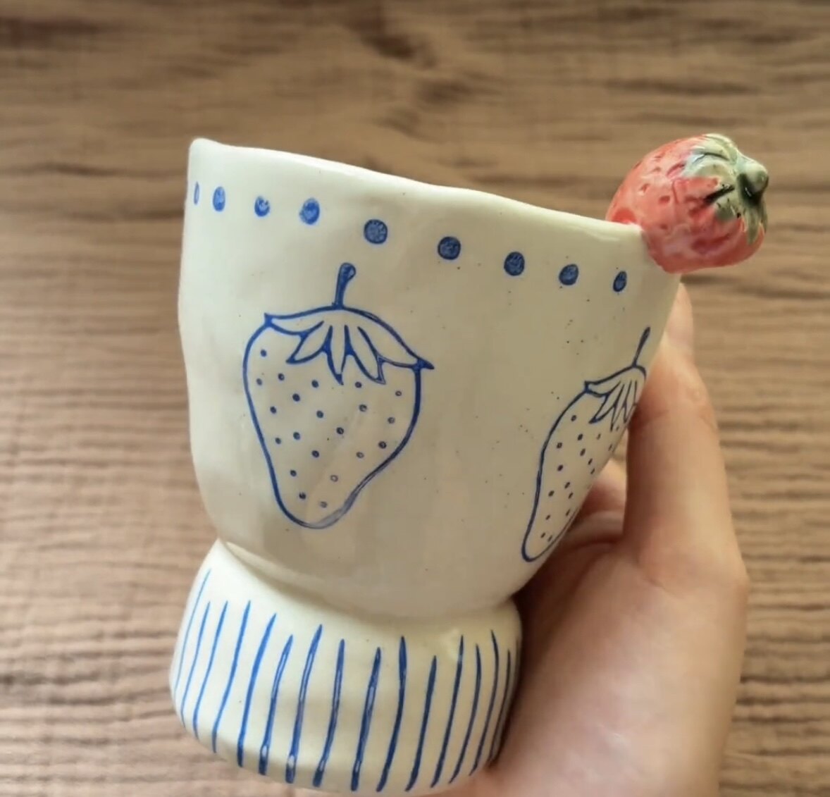 手作手绘草莓橘子高脚杯手握杯釉下彩咖啡杯居家杯子情侣马克杯