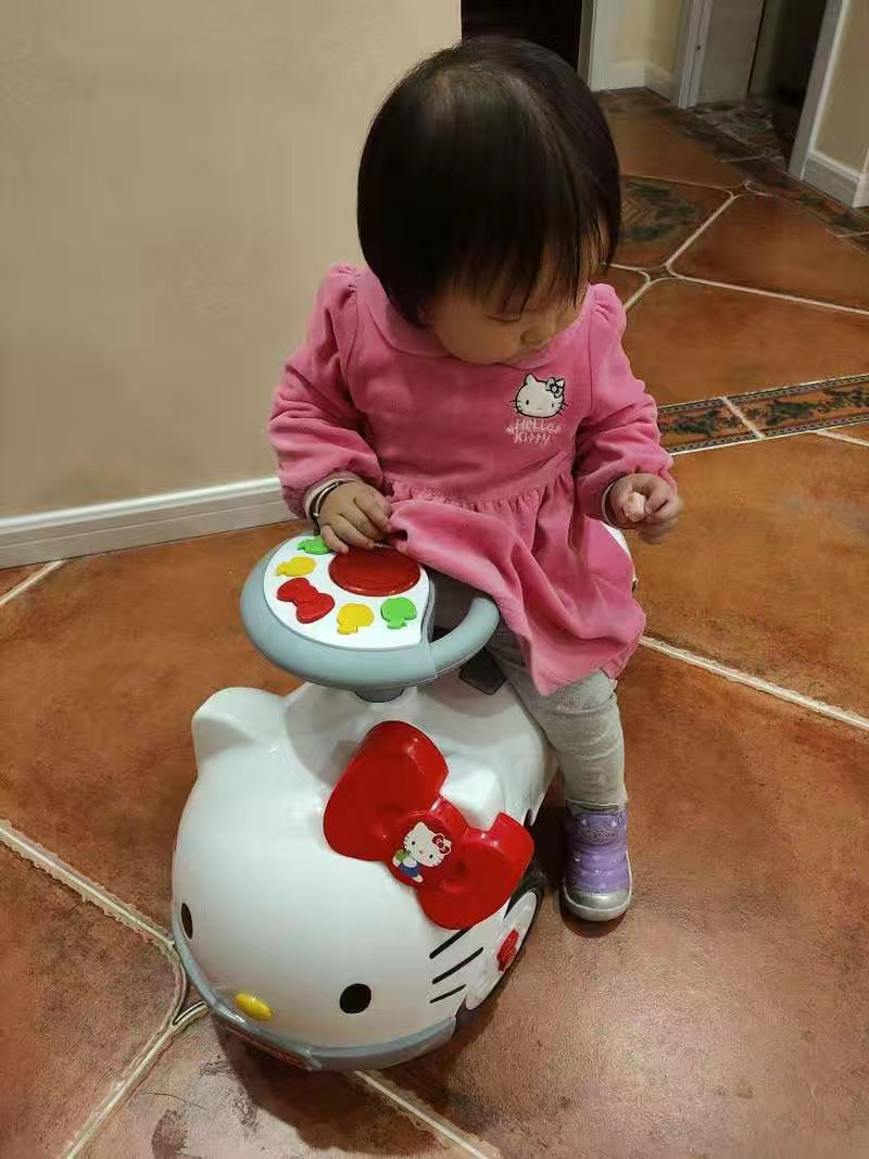 凯蒂猫儿童车1-3岁扭扭车宝宝车子妞妞溜溜车滑行车带音乐学步车