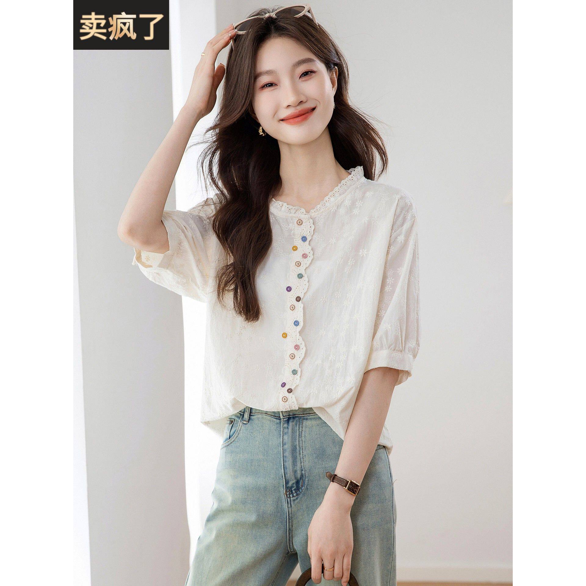 今年流行的美丽女衬衫2025新夏季宽松的覆盖肉的白色刺绣半袖衬衫