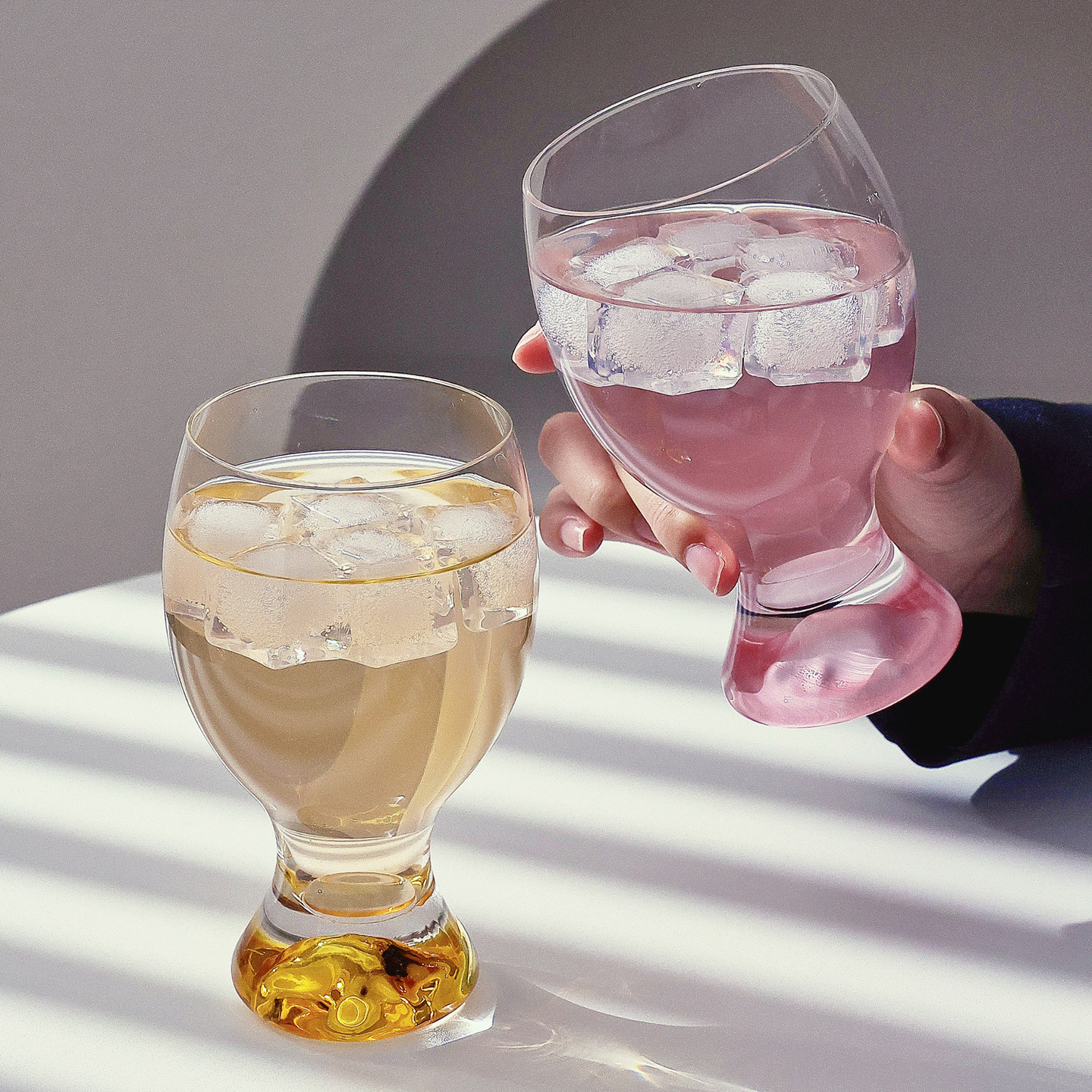 高颜值观山底玻璃啤酒杯创意造型彩色ins饮品杯家用高档酒吧酒杯
