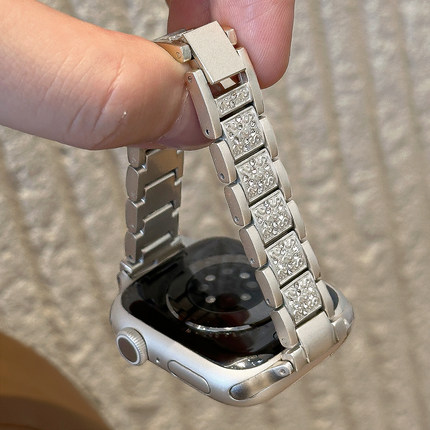 适用AppleWatch闪钻表带小蛮腰三株S10苹果手表金属镶钻电镀表带iwatchS9/8/7/6新款高级感气质细款SE代女夏