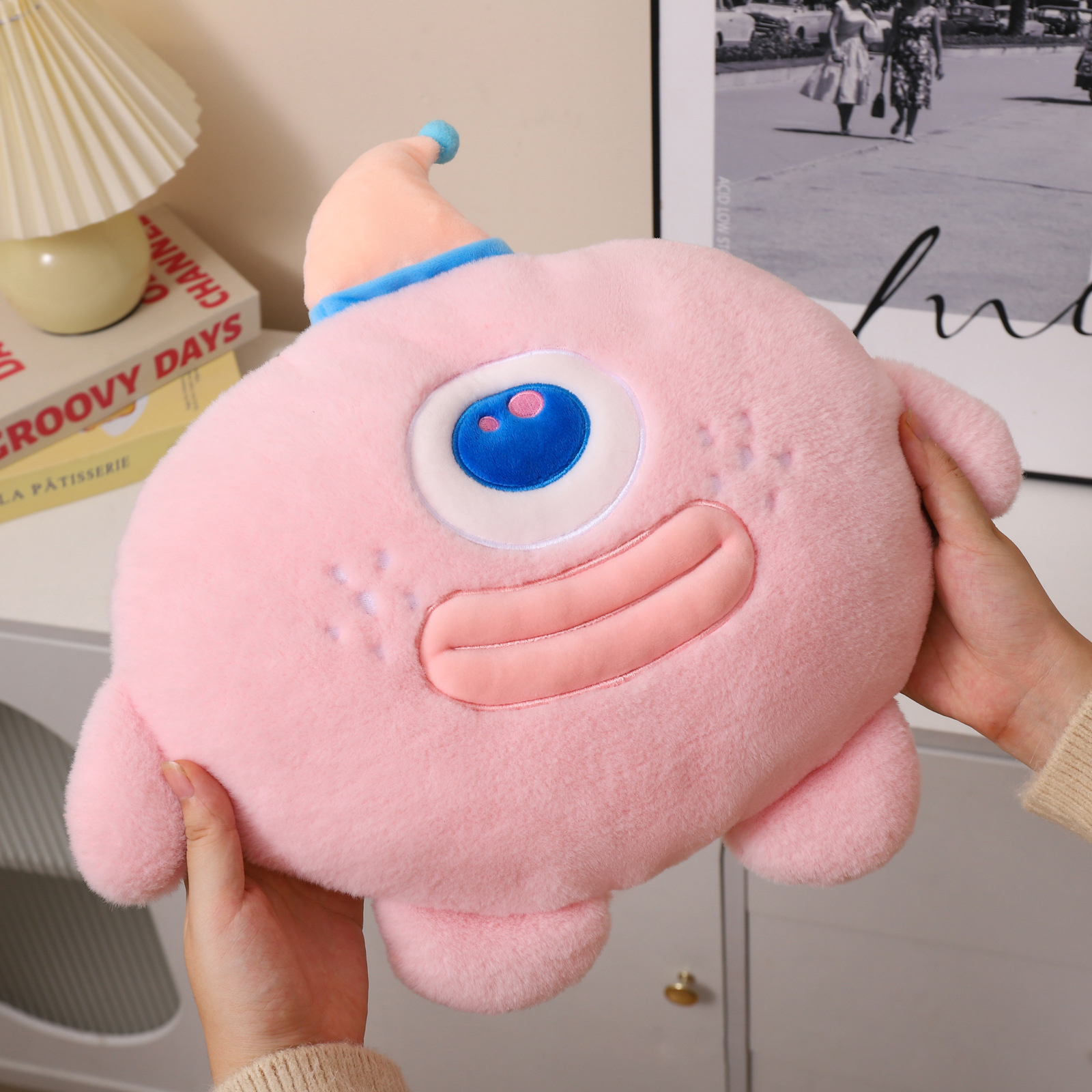可爱卡通独眼怪兽毛绒热水袋冬季便携防爆充电式暖手宝丑萌暖手袋