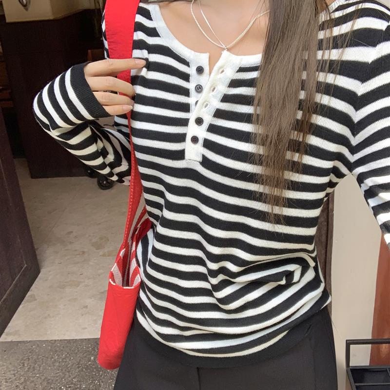 圆领条纹拼接撞色针织长袖T恤女2026早秋纽扣设计感修身正肩上衣