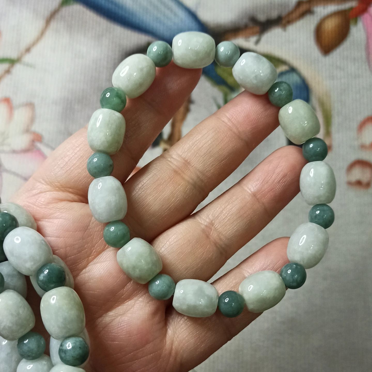 翡翠淡绿白底桶珠路路通手串