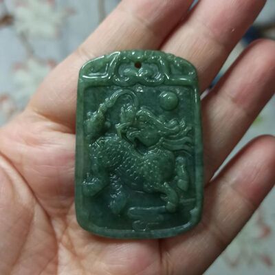 翡翠吊坠麒麟貔貅牌子飘花绿底
