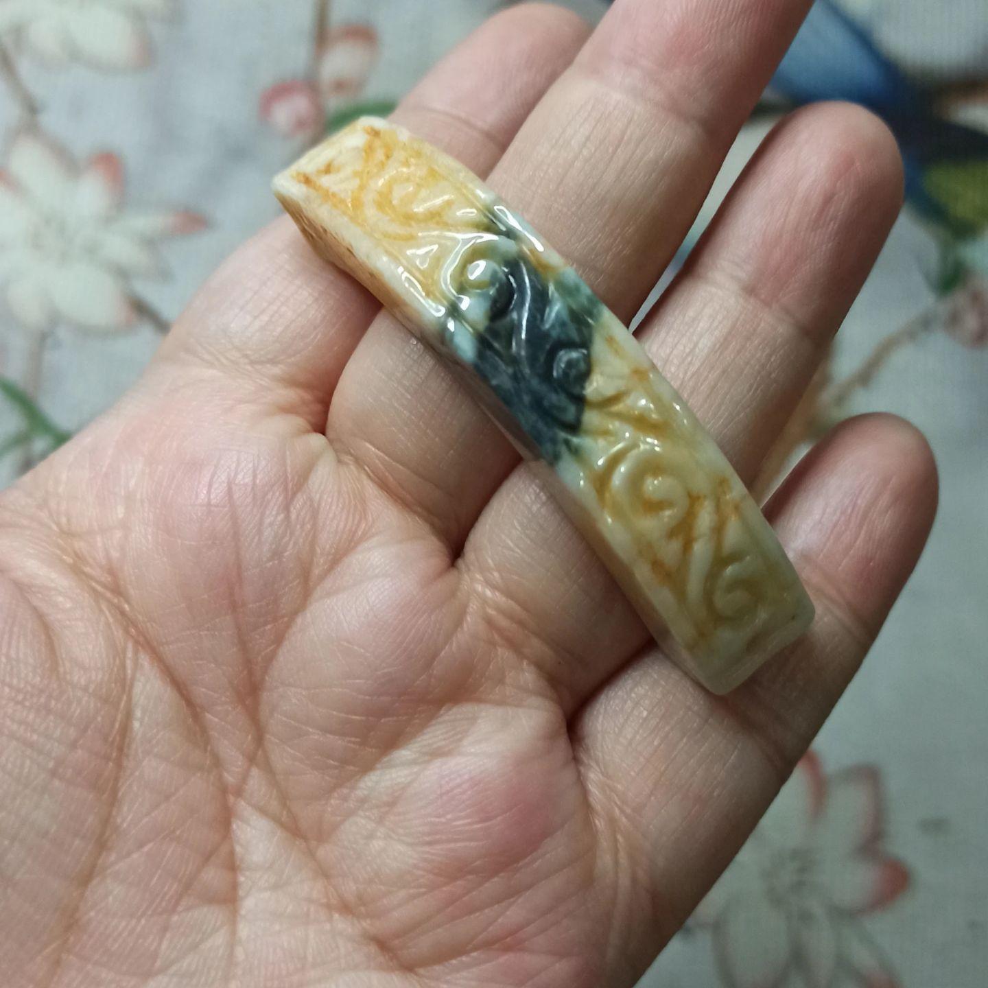 翡翠手排雕刻件烧黄回纹