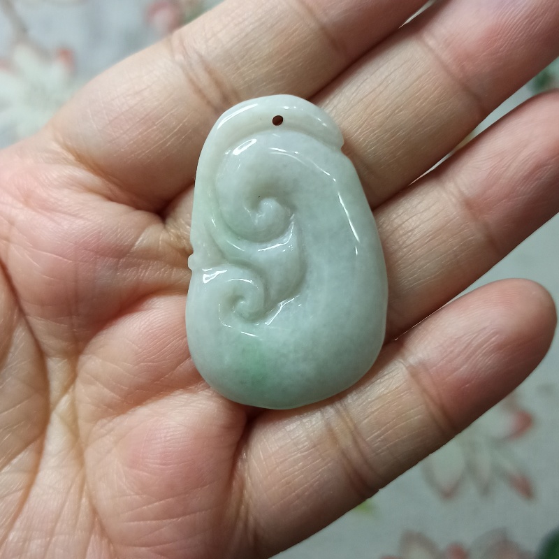 天然翡翠吊坠雕刻件飘花