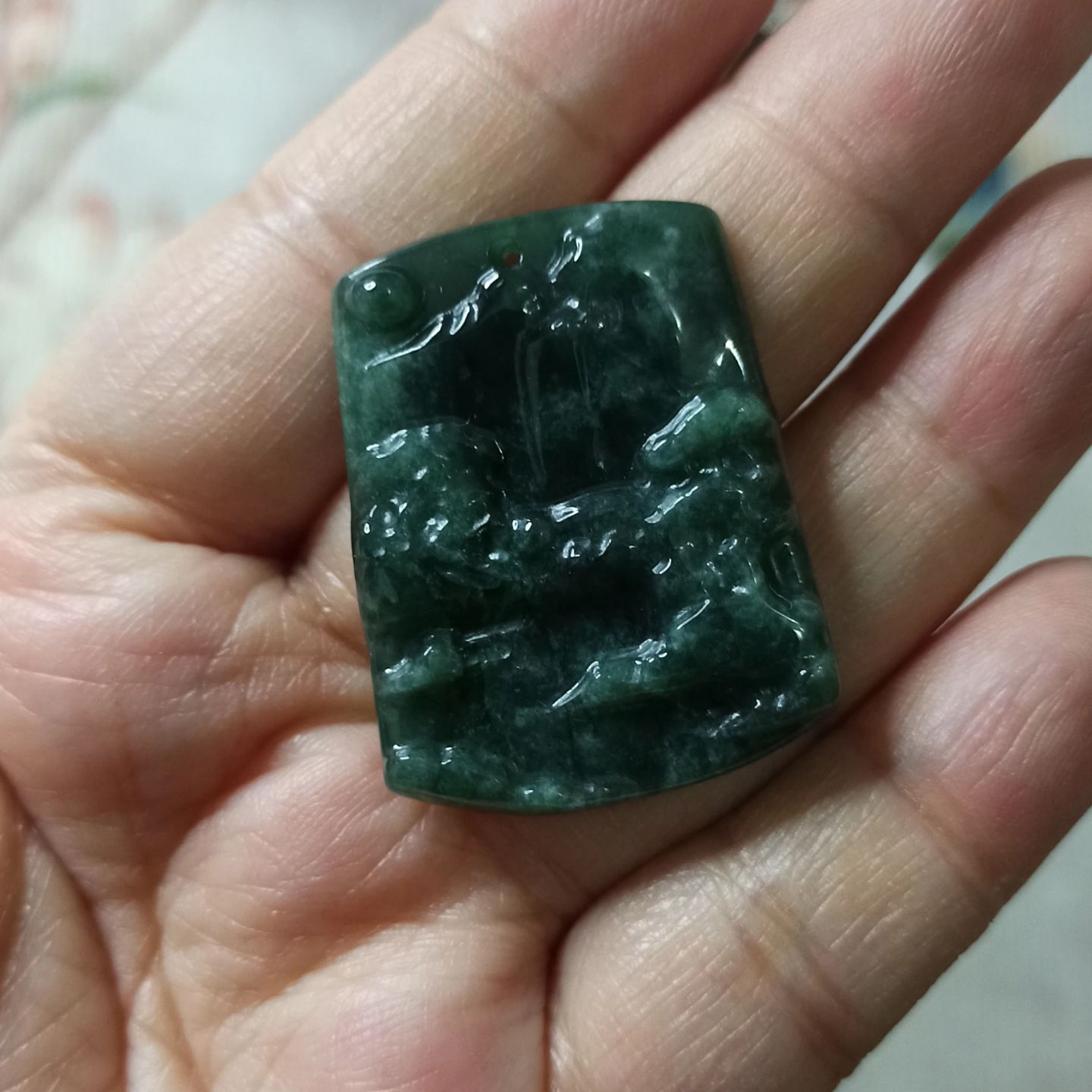 天然翡翠山水牌吊坠飘花