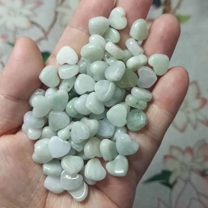 天然翡翠小件雕刻通孔爱心