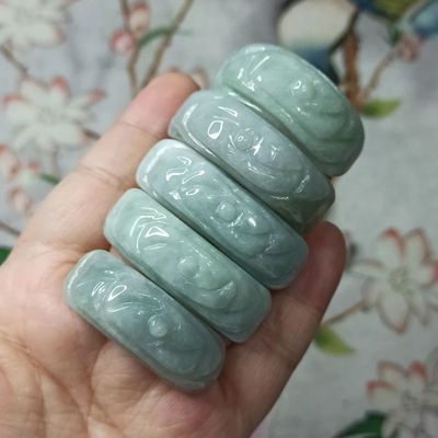 天然翡翠手牌淡绿底手排双孔