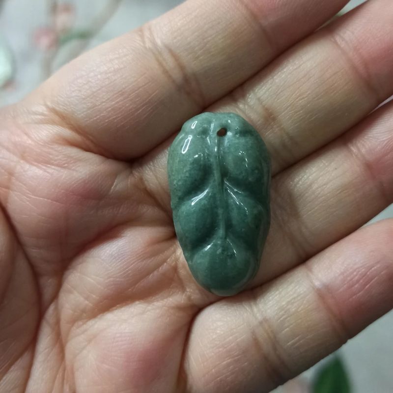 天然翡翠吊坠叶子小滴溜