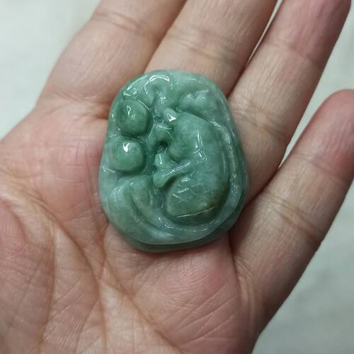 天然翡翠吊坠绿底飘花荷叶鱼