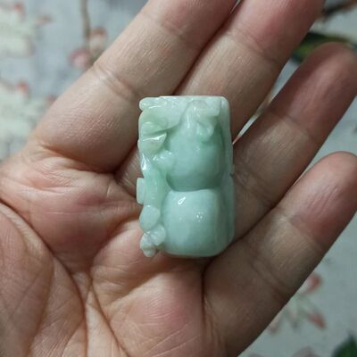 天然翡翠吊坠雕刻件蝙蝠