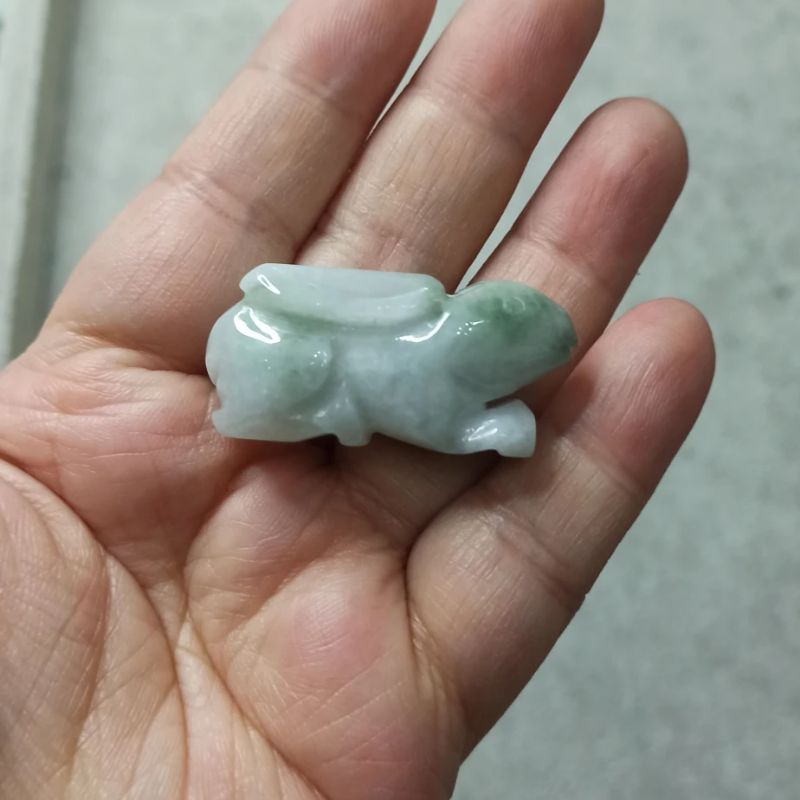 天然翡翠绿飘花吊坠生肖兔