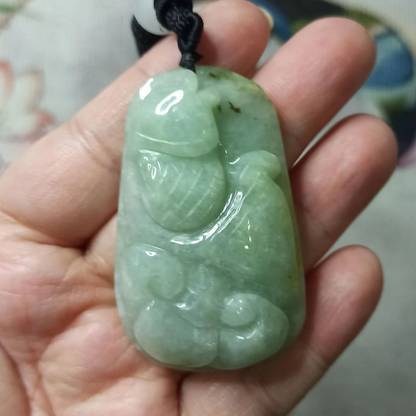 天然翡翠吊坠绿底飘花荷叶鱼