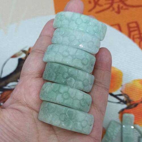 天然翡翠手牌飘花手排双孔雕刻花