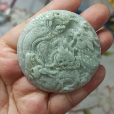 翡翠吊坠绿底飘花龙牌