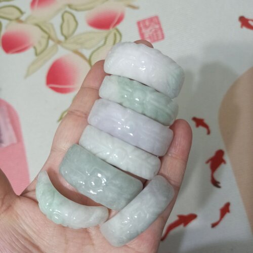 天然翡翠手牌手排双孔雕刻花