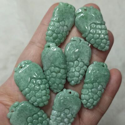 天然翡翠绿底葡萄吊坠豆种