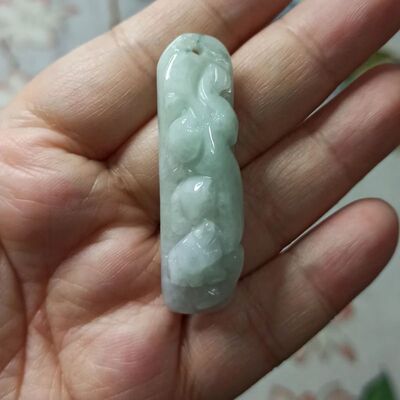 天然翡翠吊坠飘花白底雕刻貔貅