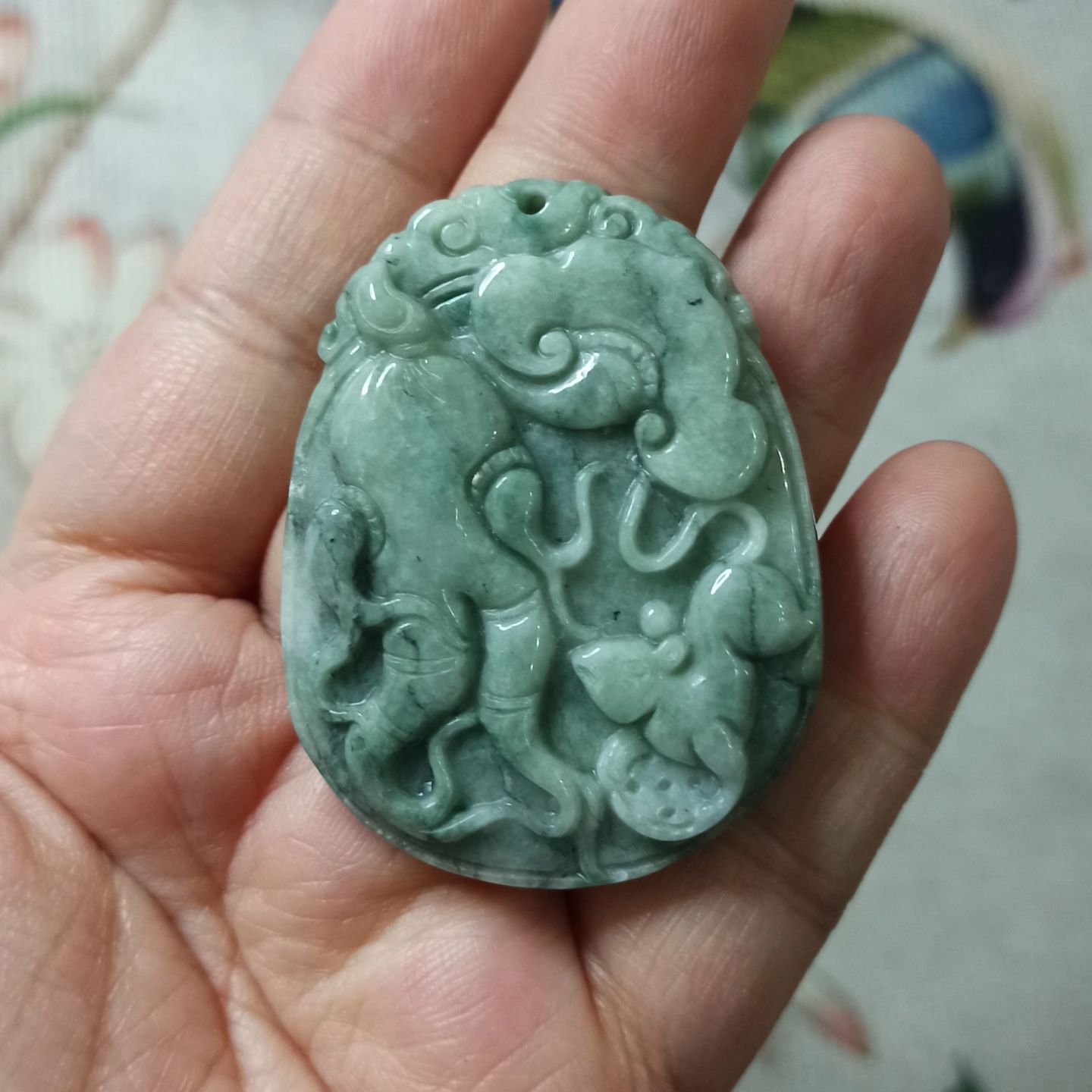 146缅甸天然翡翠飘花吊坠雕刻件手把件佛手人参人生如意卡48X37mm