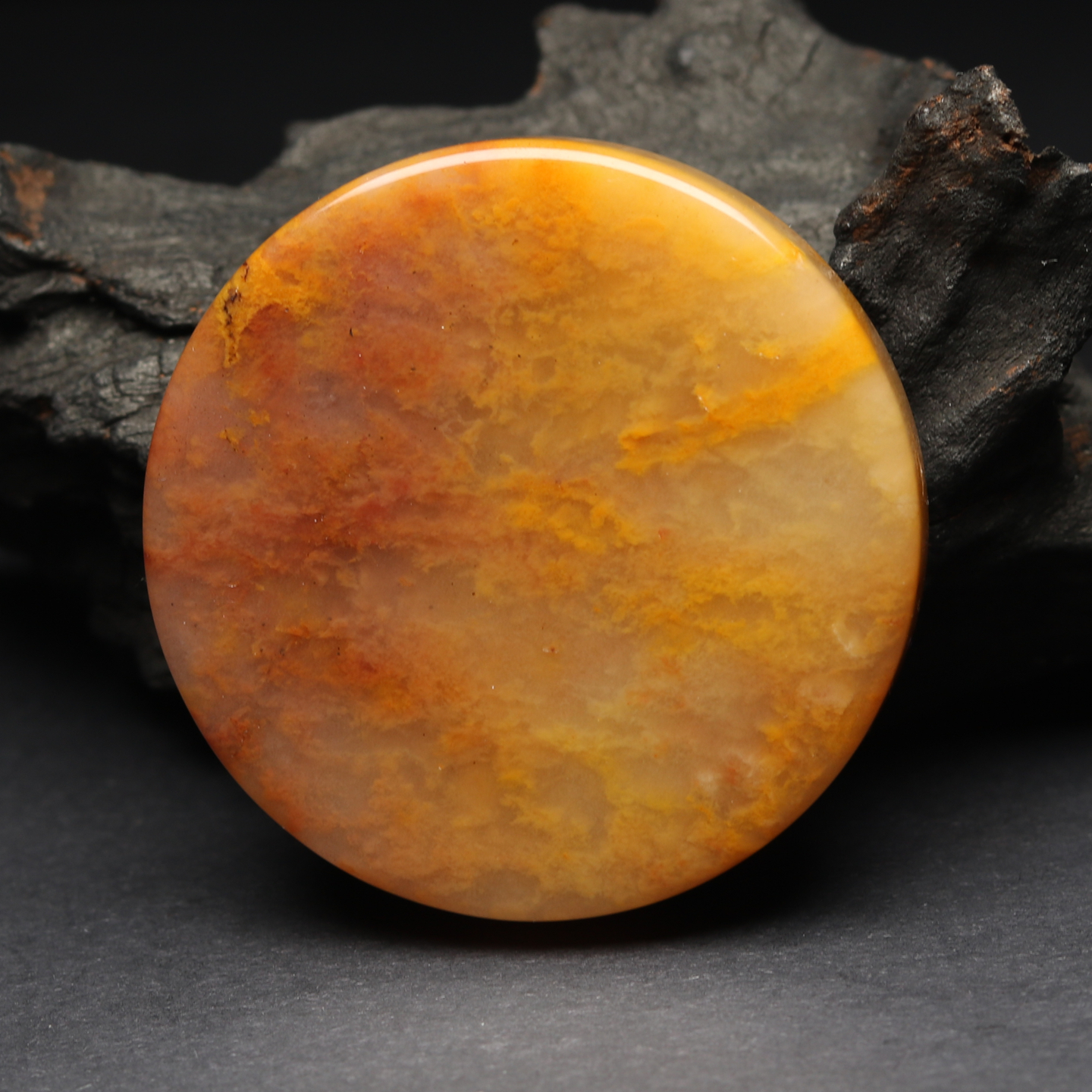 天然桂林鸡血玉手镯芯圆形手把件