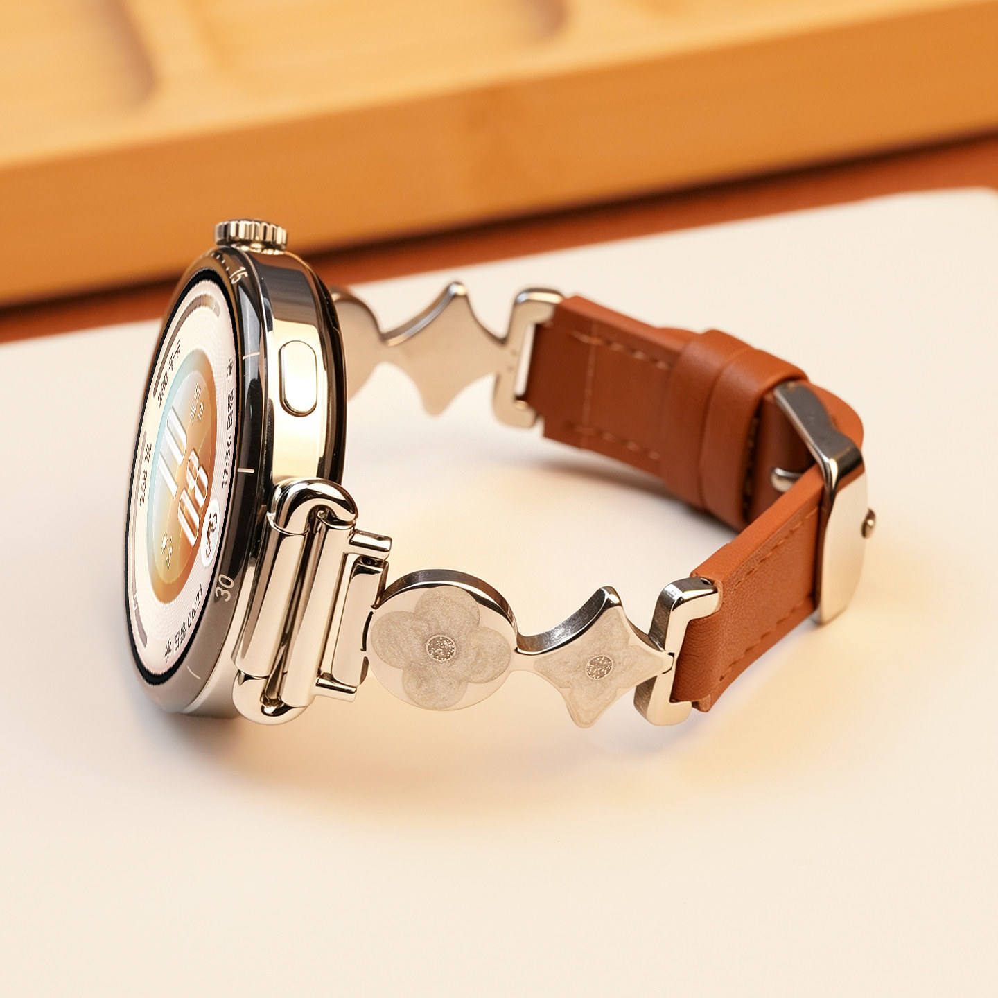 适用华为gt7手表带watchgt6四叶花watch6pro水钻拼皮腕表带18mm运动watch5智能gt5女生GT4秋季高级表链