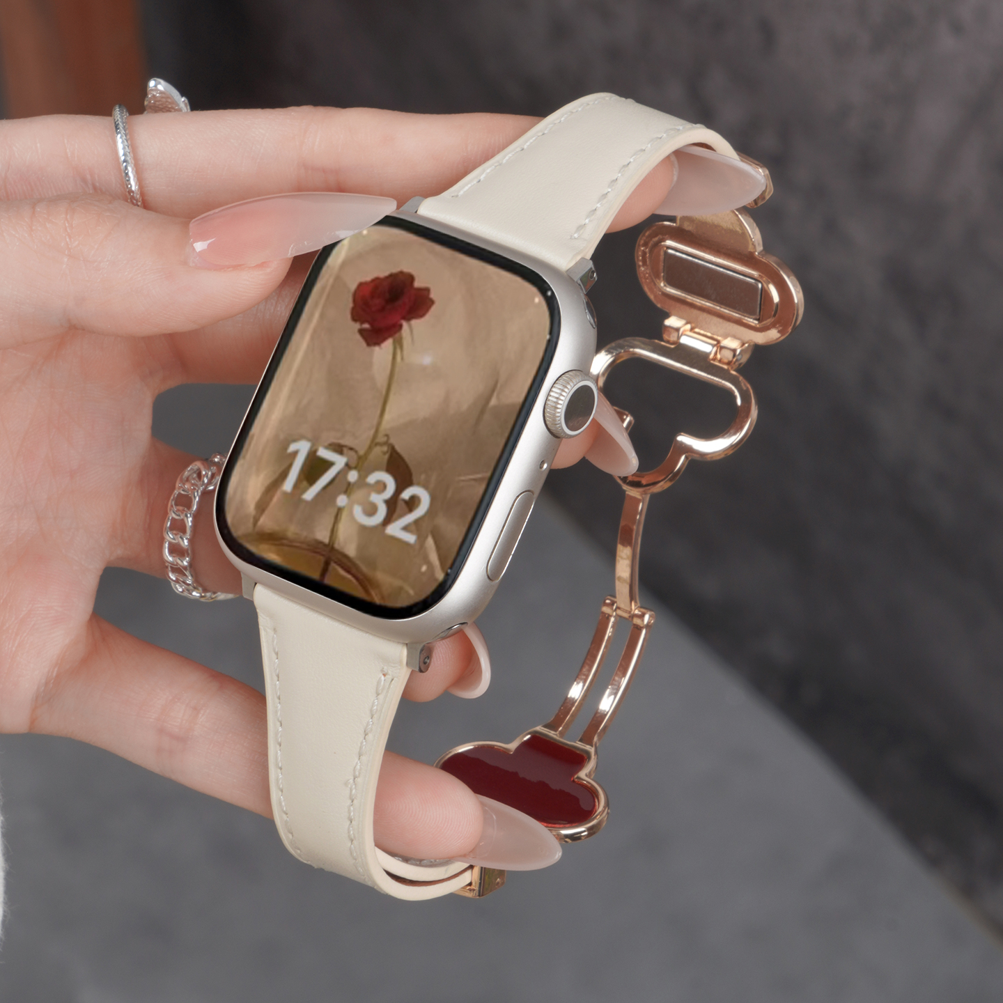 适用苹果iwacth S10手表带applewatch ultra2四叶草磁吸扣真皮腕表带S9运动8智能7女生se夏季6小众创意透气