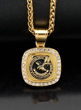 欧美跨境热销嘻哈时尚饰品方形钛钢真空电镀镶钻抹黑老鹰吊坠