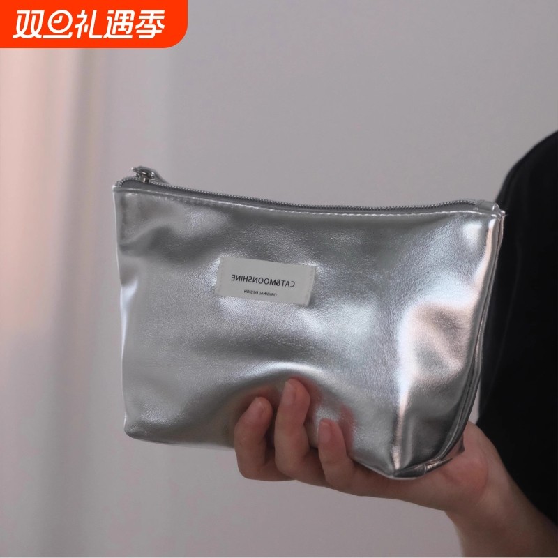 洋气小众高级感银色化妆包收纳包大容量便携洗漱包整理袋内胆小包