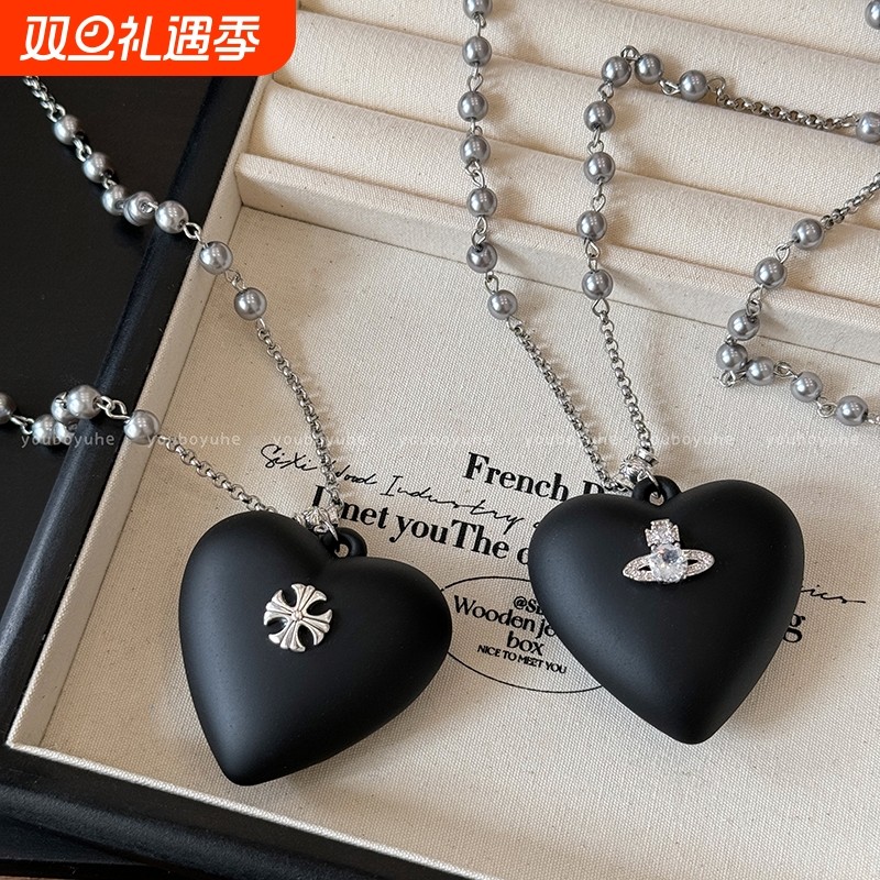 黑色爱心吊坠长款毛衣链大气轻奢高级感珍珠十字架项链女秋冬配饰