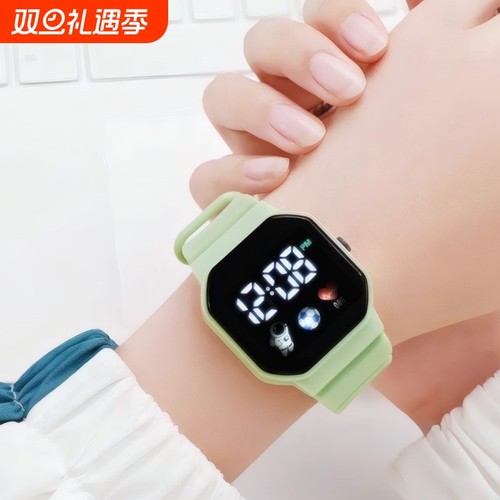 学生简约时尚太空人高颜值科技感手环男孩LED夜光电子手表P33