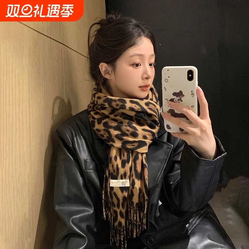 豹纹围巾女款2024新款秋冬季复古丝巾韩系氛围感披肩围脖两用保暖