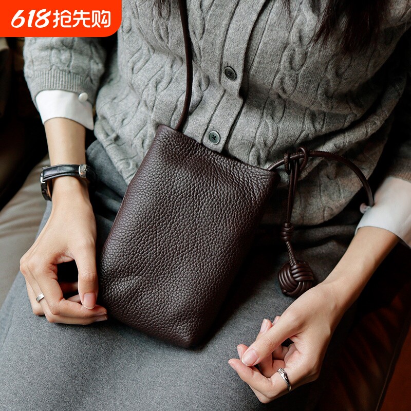 新款轻便斜挎女款手机包夏季小包包休闲百搭小众迷你包设计散步包