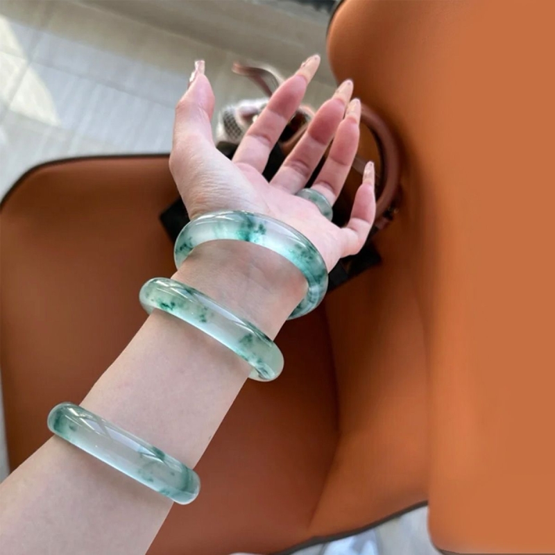 高冰飘花岫玉翡翠平替玉石手镯高档珠宝女款翡翠手镯冰飘花镯子