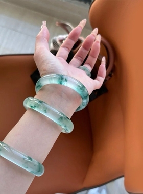 高冰飘花岫玉翡翠平替玉石手镯高档珠宝女款翡翠手镯冰飘花镯子