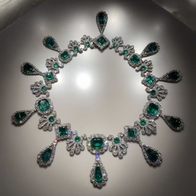 卢浮宫祖母绿色项链法式复古晚宴套装长款高级爆闪水滴重工链锁骨