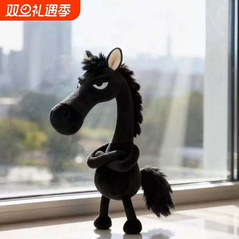 新款2026马年吉祥物天选高冷黑马包包挂饰挂件毛绒玩偶红色黑色