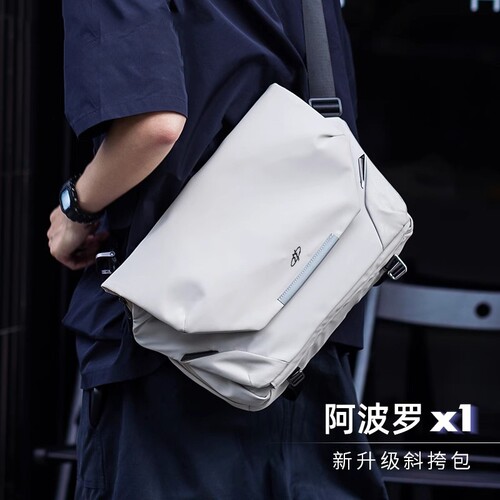 防泼水大容量斜挎电脑包男士