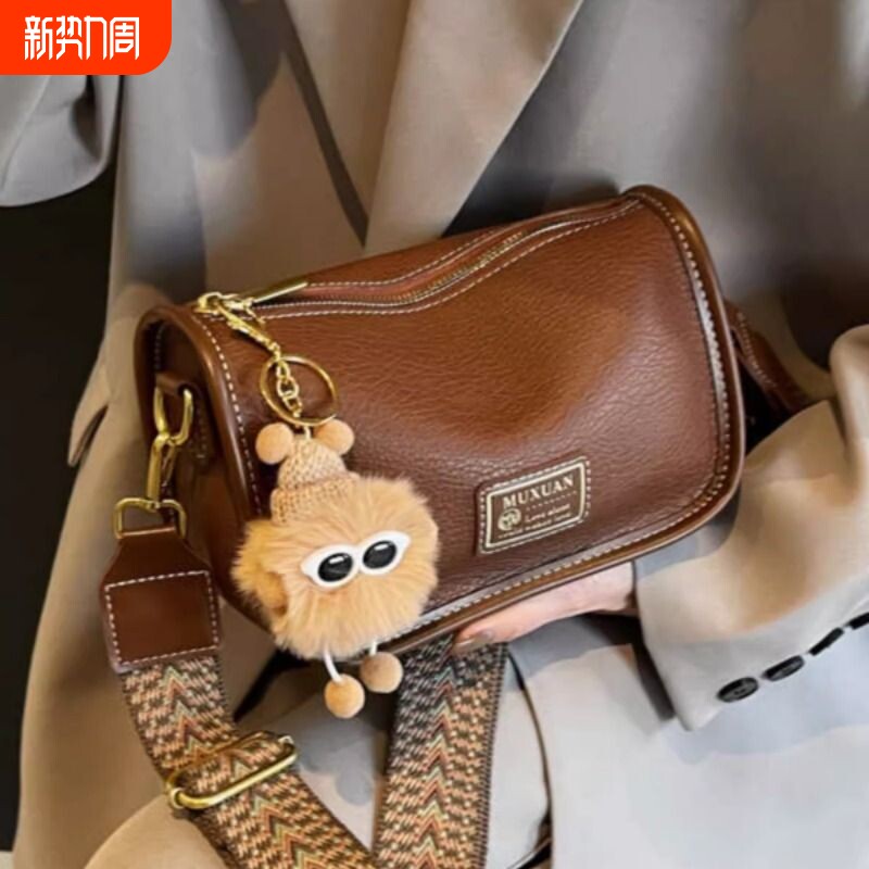 波士顿包包女2025新款高级感法棍单肩包今年流行宽带斜跨小枕头包