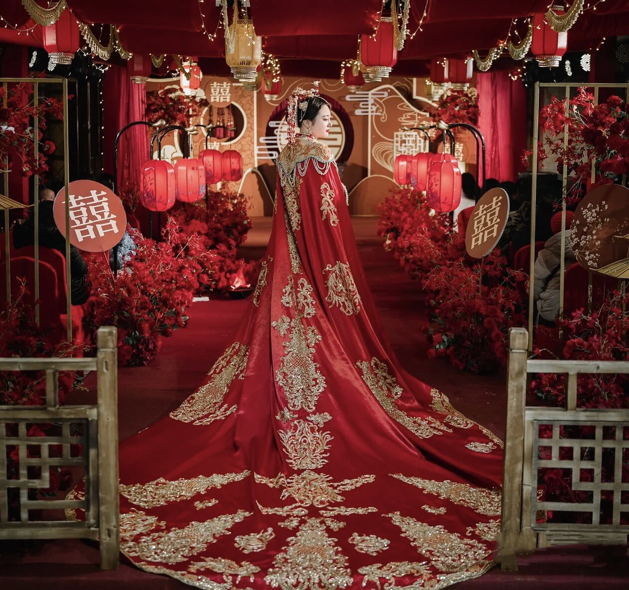 出租新款中式秀禾服披风复古修身显瘦重工长拖尾凤冠霞帔结婚披肩