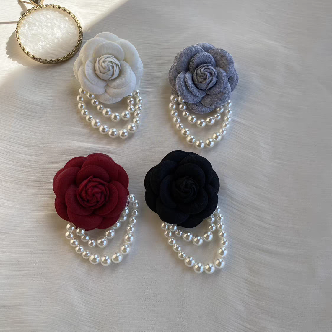 高级小香风山茶花珍珠吊坠胸针大衣西装别针配饰法式精致胸花小花
